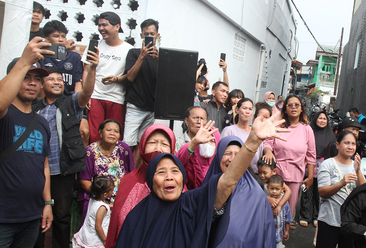 Sejumlah warga menyaksikan upacara pelepasan jenazah Wapres ke-9 Hamzah Haz di Jalan Tegalan, Matraman, Jakarta, Rabu (24/7/2024).  (BeritaNasional.com/Oke Atmaja)