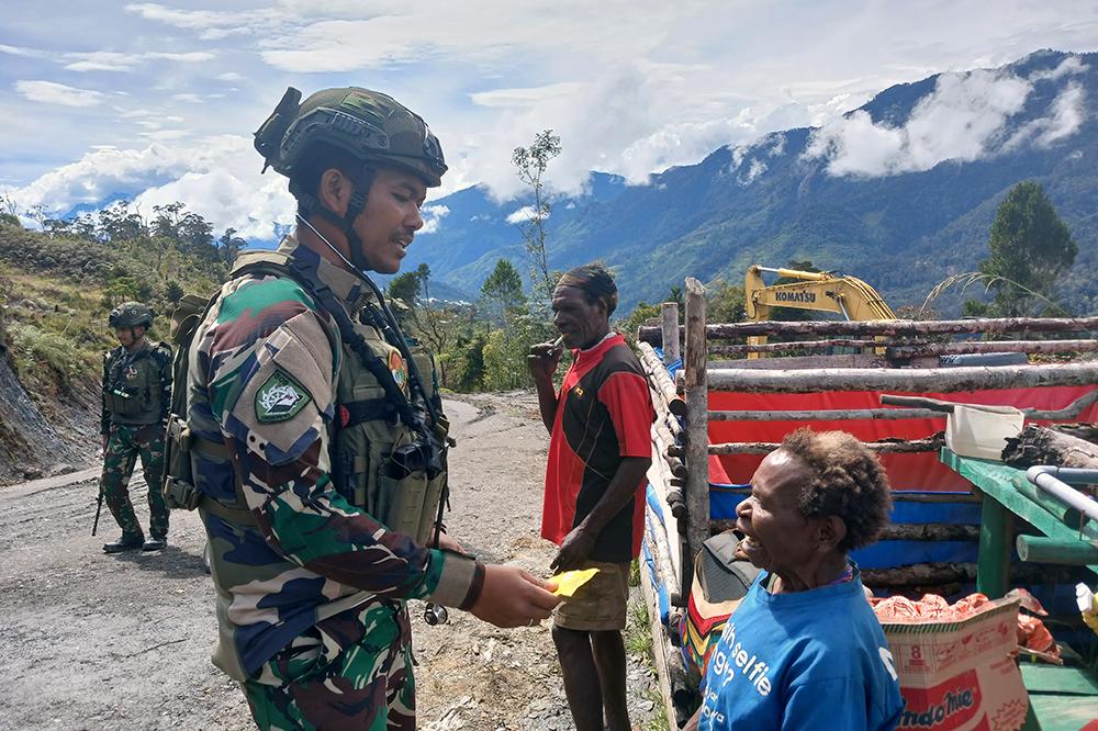 Satgas Yonif 509 Kostrad, khususnya Pos Bilogai pimpinan Lettu Inf Abdian Mardhani, menggelar Kegiatan Teritorial bertajuk “Pelayanan Kesehatan (Yankes) Gratis”. (BeritaNasional/HO TNI/Elvis Sendouw)