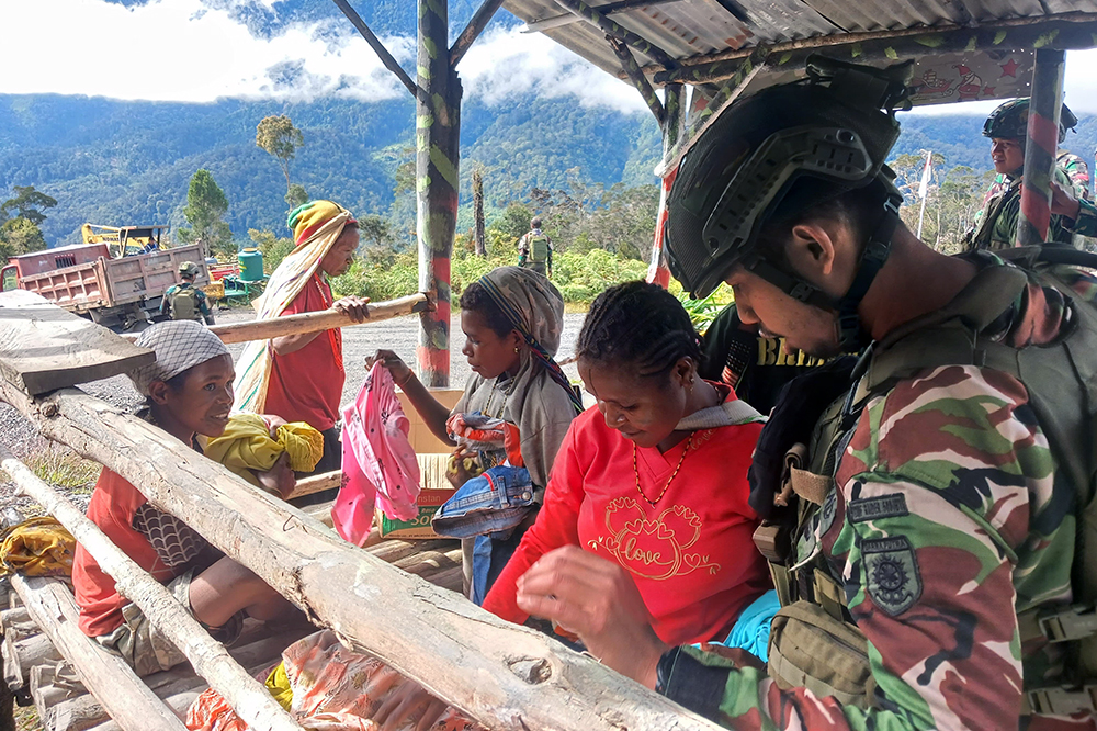 Satgas Yonif 509 Kostrad, khususnya Pos Bilogai pimpinan Lettu Inf Abdian Mardhani, menggelar Kegiatan Teritorial bertajuk “Pelayanan Kesehatan (Yankes) Gratis”. (BeritaNasional/HO TNI/Elvis Sendouw)