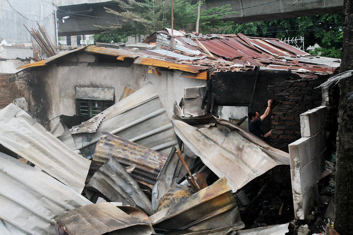 Warga mencari barang-barang berharga usai terjadi kebakaran di perkampungan padat penduduk Menteng, Jakarta, Sabtu (21/12/2024).(BeritaNasional.com/Oke Atmaja)