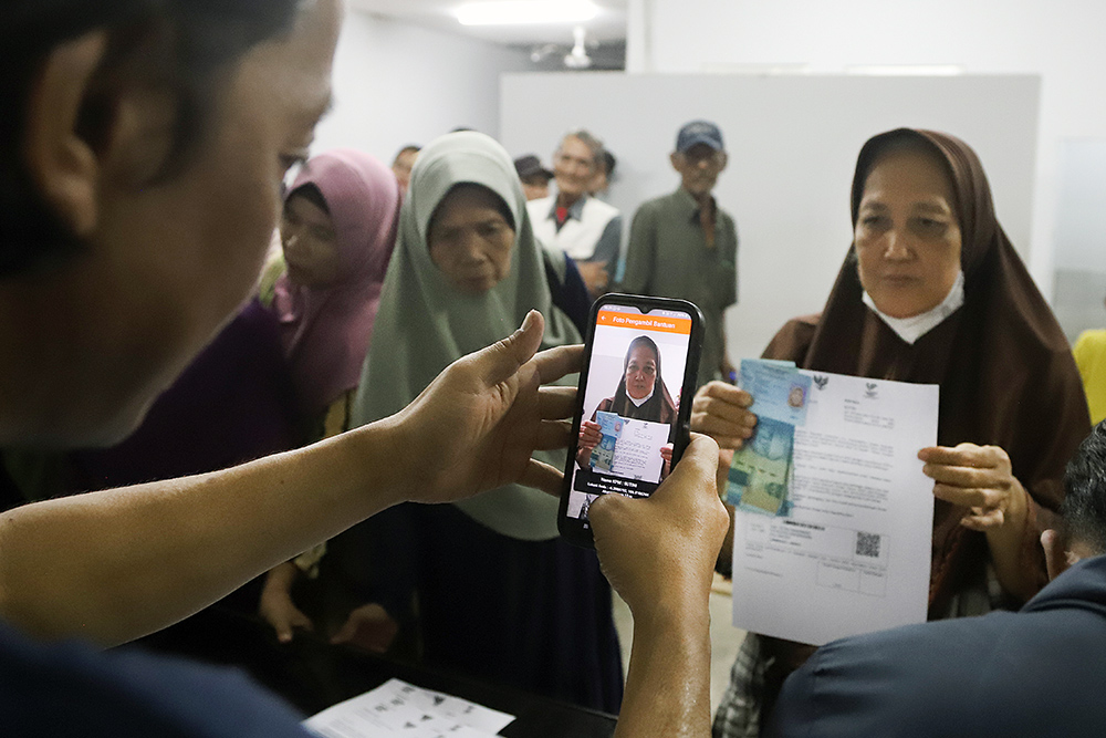 Warga antusias untuk menerima bansos dari pemerintah di bulan Februari 2025. (BeritaNasional/Elvis Sendouw)