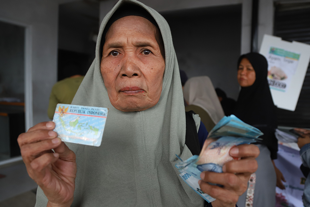 Warga antusias untuk menerima bansos dari pemerintah di bulan Februari 2025. (BeritaNasional/Elvis Sendouw)