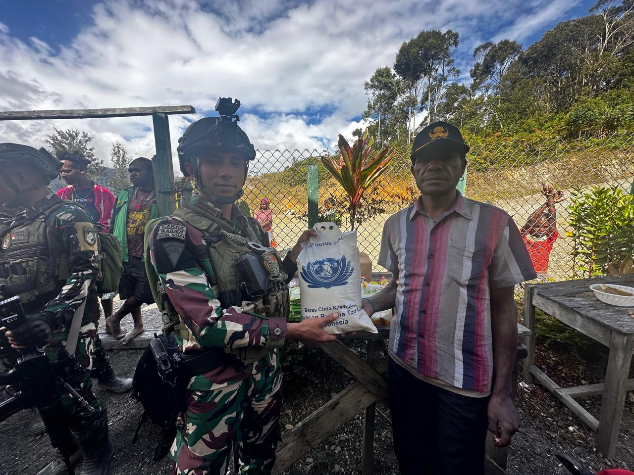 Satuan Tugas Batalyon Infanteri (Satgas Yonif) Raider 509/Balawara Yudha Kostrad membagikan paket Sembako kepada para warga Intan Jaya. (BeritaNasional/Elvis Sendouw/HO Puspen TNI)