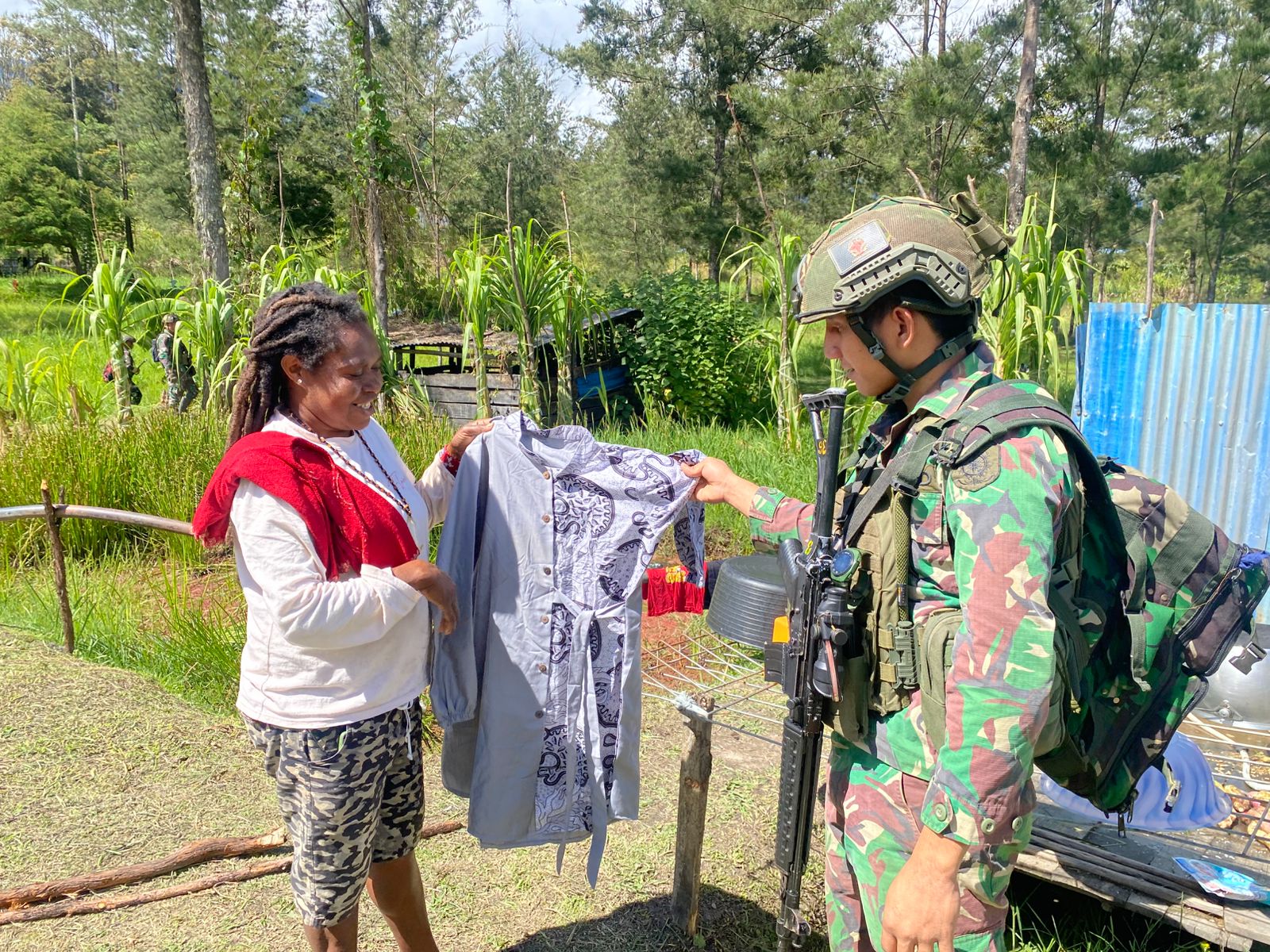 Satuan Tugas Batalyon Infanteri (Satgas Yonif) Raider 509/Balawara Yudha Kostrad membagikan paket Sembako kepada para warga Intan Jaya. (BeritaNasional/Elvis Sendouw/HO Puspen TNI)