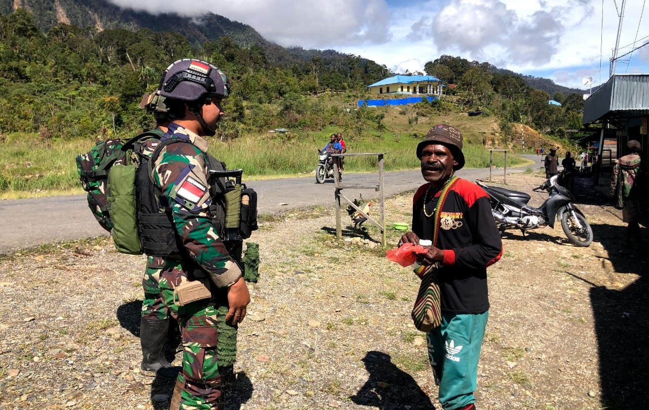 Satgas Yonif Raider 323/Buaya Putih Kostrad membagikan makan gratis kepada warga Papua Tengah. (BeritaNasional/Elvis Sendouw/HO Puspen TNI AD)