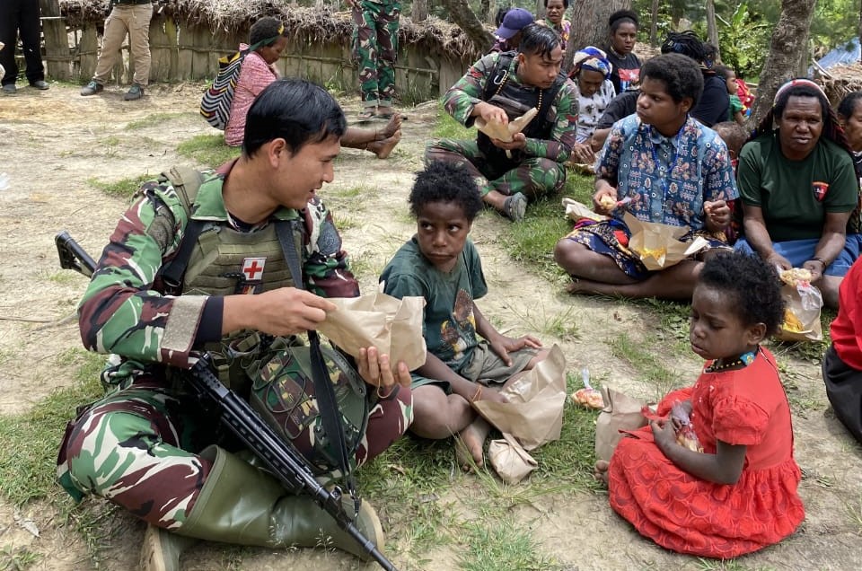 Satgas Yonif Raider 323/Buaya Putih Kostrad membagikan makan gratis kepada warga Papua Tengah. (BeritaNasional/Elvis Sendouw/HO Puspen TNI AD)