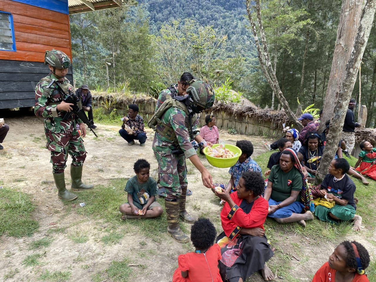 Satgas Yonif Raider 323/Buaya Putih Kostrad membagikan makan gratis kepada warga Papua Tengah. (BeritaNasional/Elvis Sendouw/HO Puspen TNI AD)