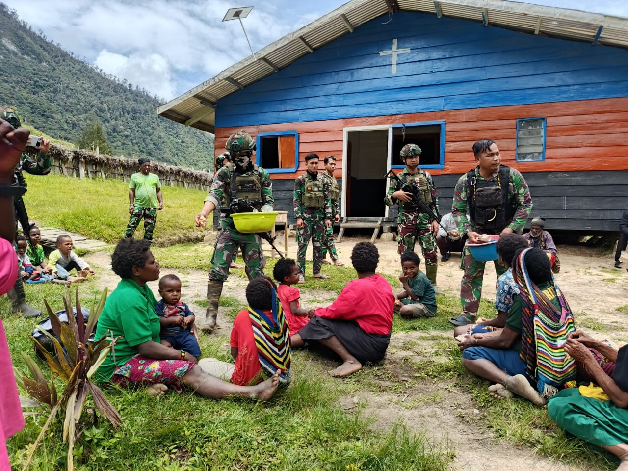 Satgas Yonif Raider 323/Buaya Putih Kostrad membagikan makan gratis kepada warga Papua Tengah. (BeritaNasional/Elvis Sendouw/HO Puspen TNI AD)