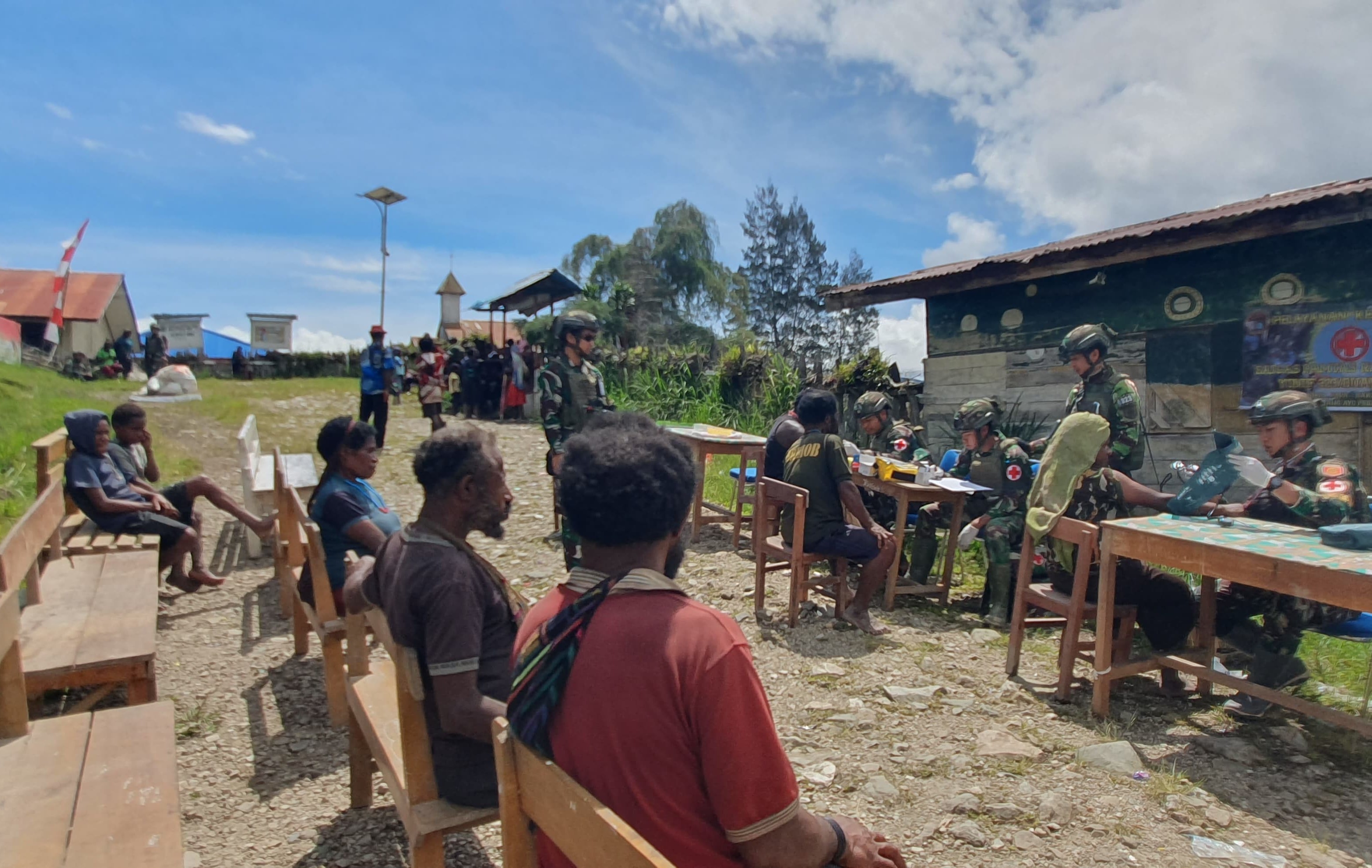 Satuan Tugas Batalyon Infanteri (Satgas Yonif) Raider 323/Buaya Putih Kostrad,v memberikan layanan kesehatan. (BeritaNasional/HO/Elvis Sendouw)