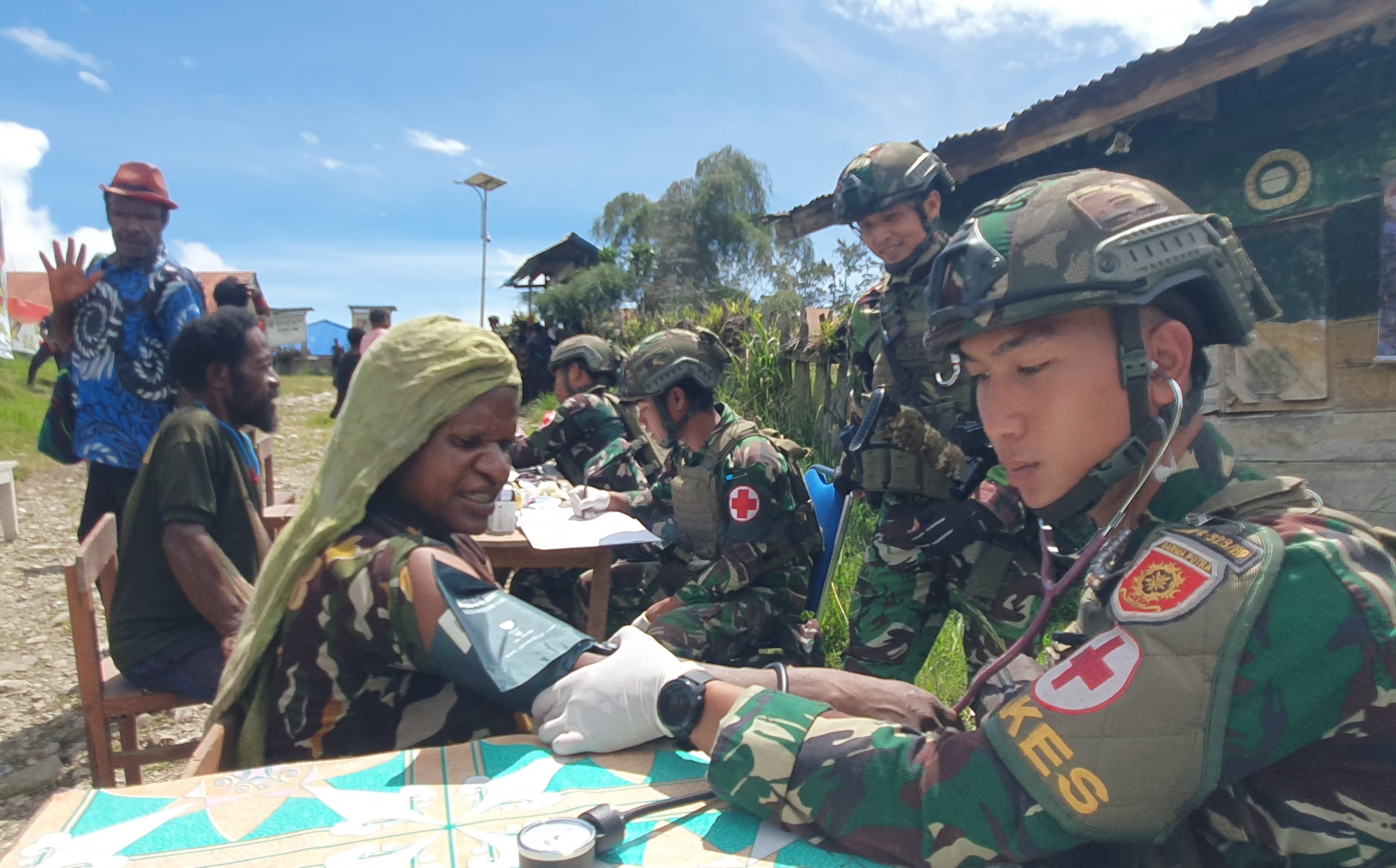 Satuan Tugas Batalyon Infanteri (Satgas Yonif) Raider 323/Buaya Putih Kostrad,v memberikan layanan kesehatan. (BeritaNasional/HO/Elvis Sendouw)