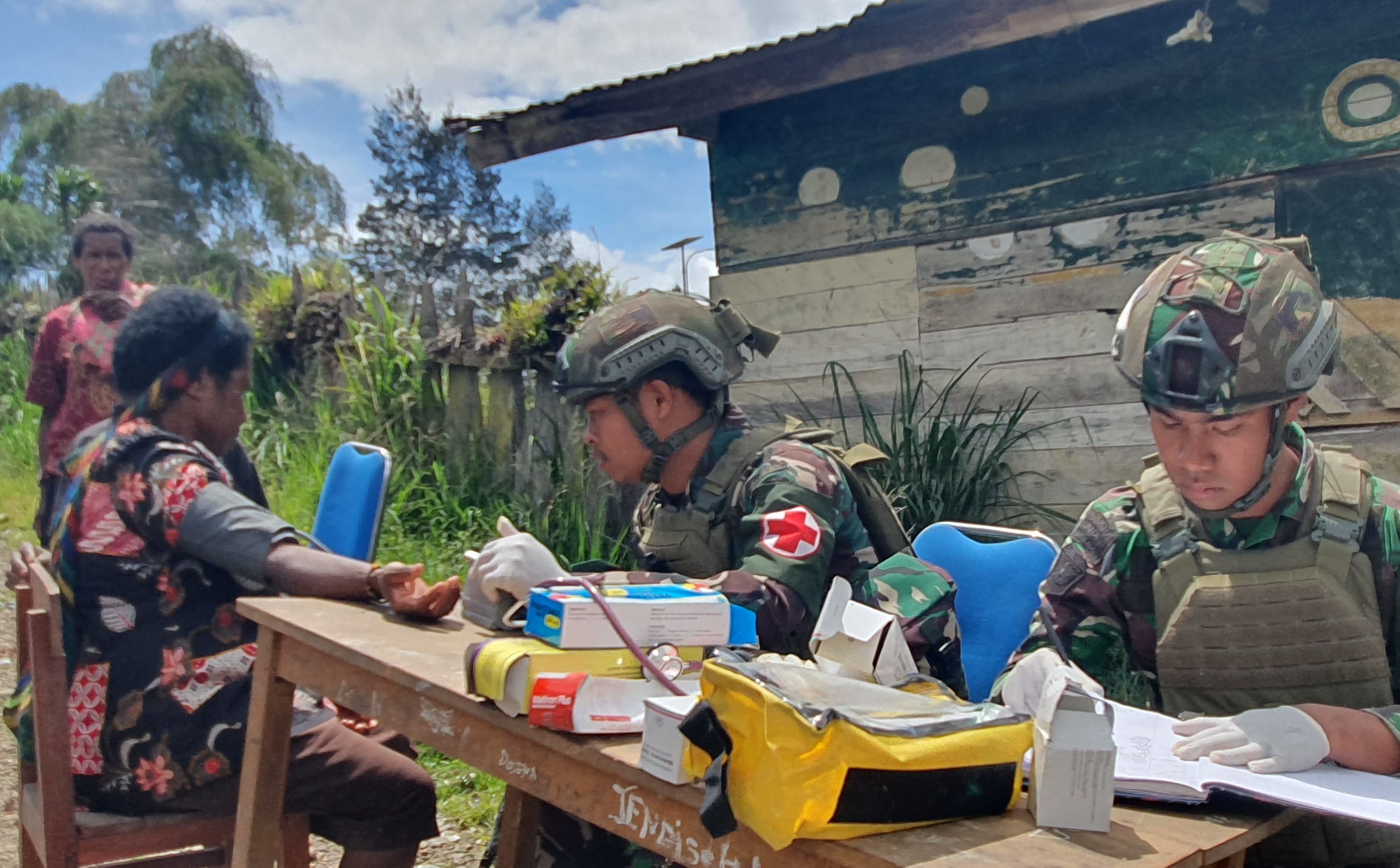 Satuan Tugas Batalyon Infanteri (Satgas Yonif) Raider 323/Buaya Putih Kostrad,v memberikan layanan kesehatan. (BeritaNasional/HO/Elvis Sendouw)