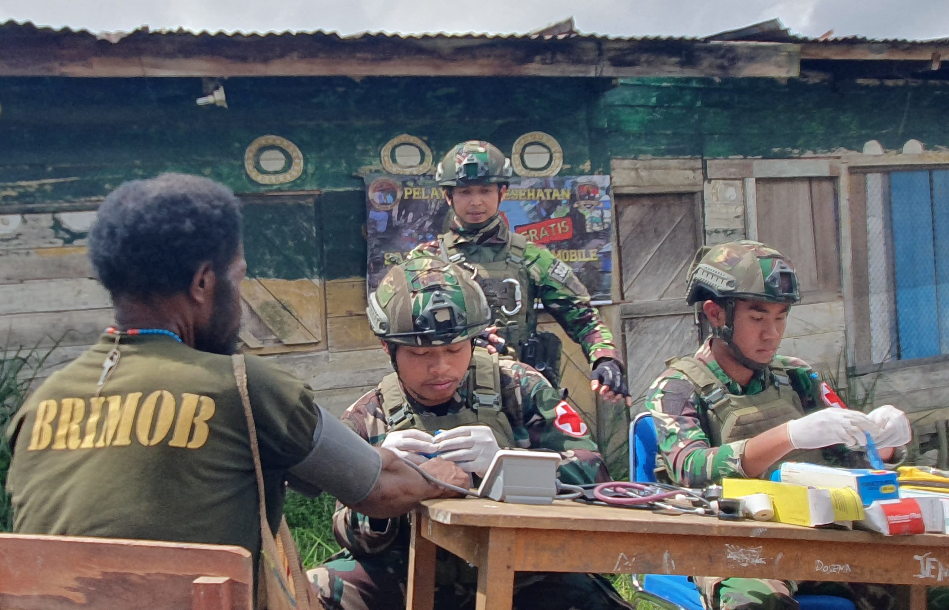 Satuan Tugas Batalyon Infanteri (Satgas Yonif) Raider 323/Buaya Putih Kostrad,v memberikan layanan kesehatan. (BeritaNasional/HO/Elvis Sendouw)