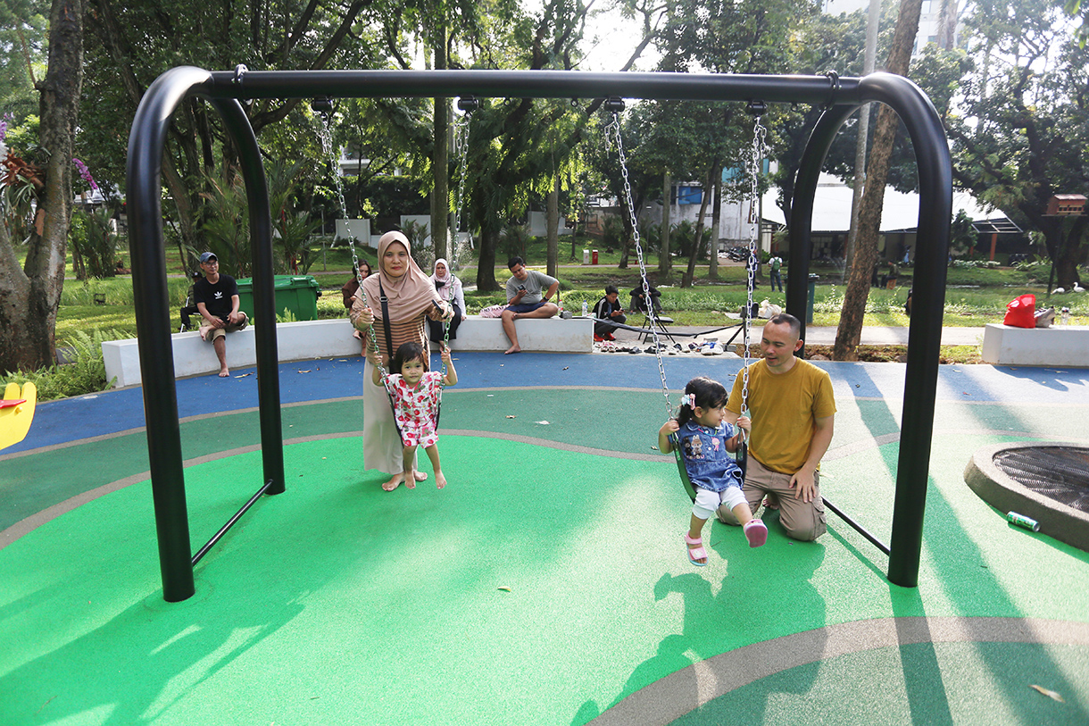 Warga bermain di Taman Bendera Pusaka, Jakarta, Sabtu (4/4/2026). (Beritanasional.com/Oke Atmaja)