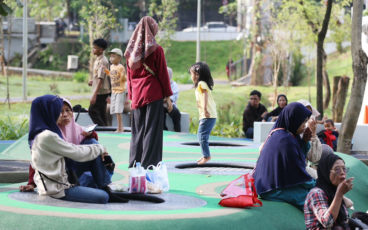 Warga bermain di Taman Bendera Pusaka, Jakarta, Sabtu (4/4/2026). (Beritanasional.com/Oke Atmaja)