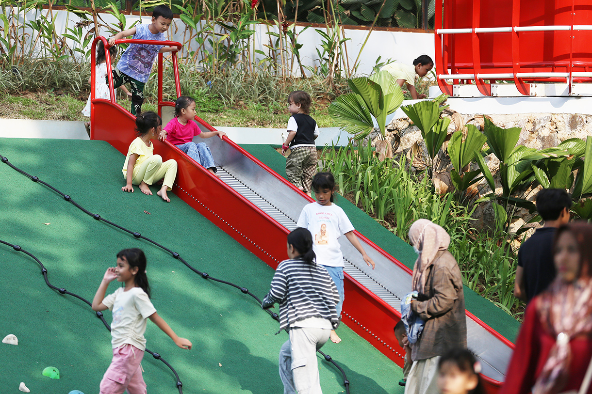 Warga bermain di Taman Bendera Pusaka, Jakarta, Sabtu (4/4/2026). (Beritanasional.com/Oke Atmaja)