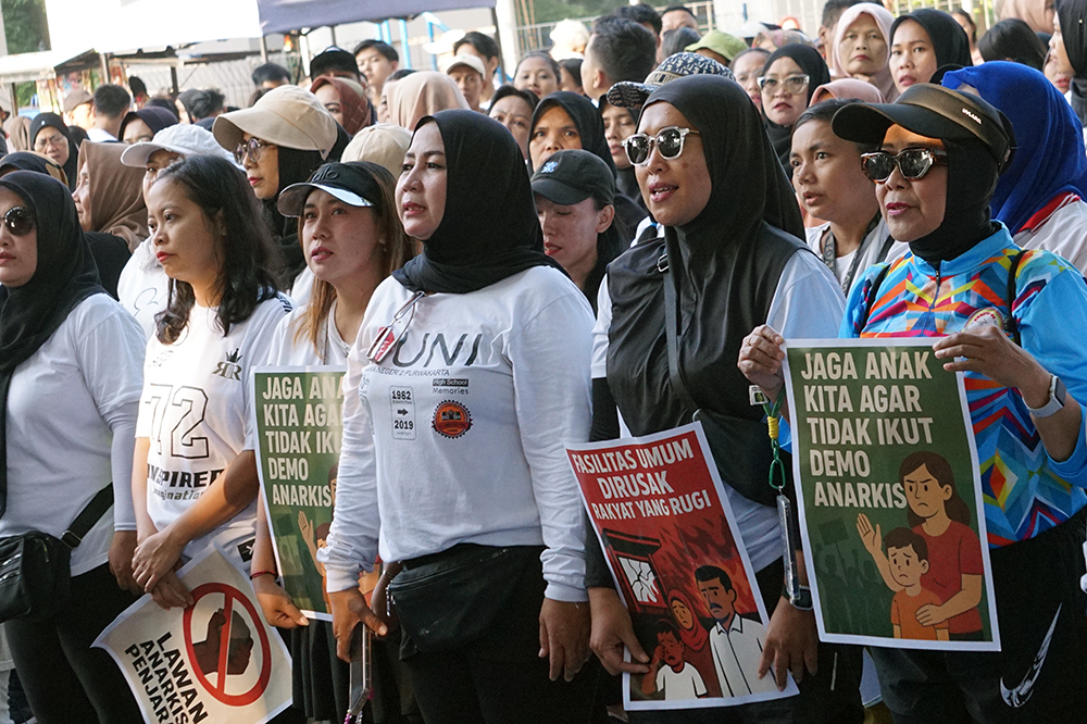 5.000 warga dari 10 kecamatan dan 65 kelurahan di wilayah Jakarta Timur menggelar  kegiatan “Jaga Indonesia, Jaga Jakarta, Kami Bersama Presiden Prabowo”. (BeritaNasional/Elvis Sendouw)