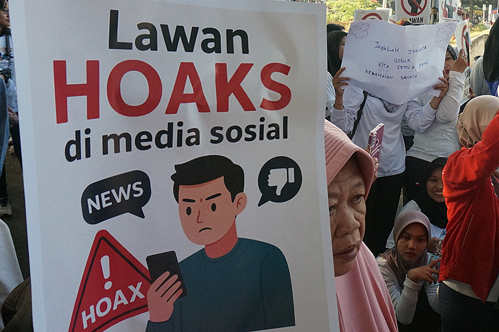 5.000 warga dari 10 kecamatan dan 65 kelurahan di wilayah Jakarta Timur menggelar  kegiatan “Jaga Indonesia, Jaga Jakarta, Kami Bersama Presiden Prabowo”. (BeritaNasional/Elvis Sendouw)