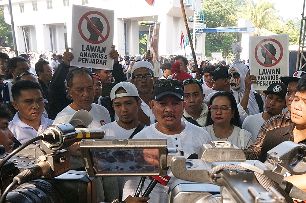 5.000 warga dari 10 kecamatan dan 65 kelurahan di wilayah Jakarta Timur menggelar  kegiatan “Jaga Indonesia, Jaga Jakarta, Kami Bersama Presiden Prabowo”. (BeritaNasional/Elvis Sendouw)