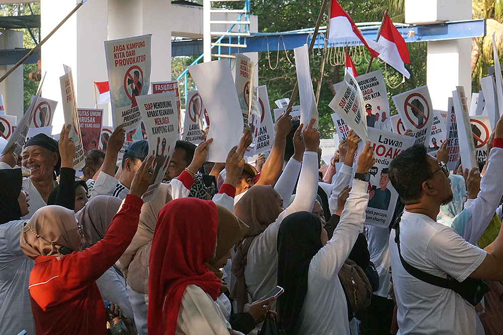 5.000 warga dari 10 kecamatan dan 65 kelurahan di wilayah Jakarta Timur menggelar  kegiatan “Jaga Indonesia, Jaga Jakarta, Kami Bersama Presiden Prabowo”. (BeritaNasional/Elvis Sendouw)