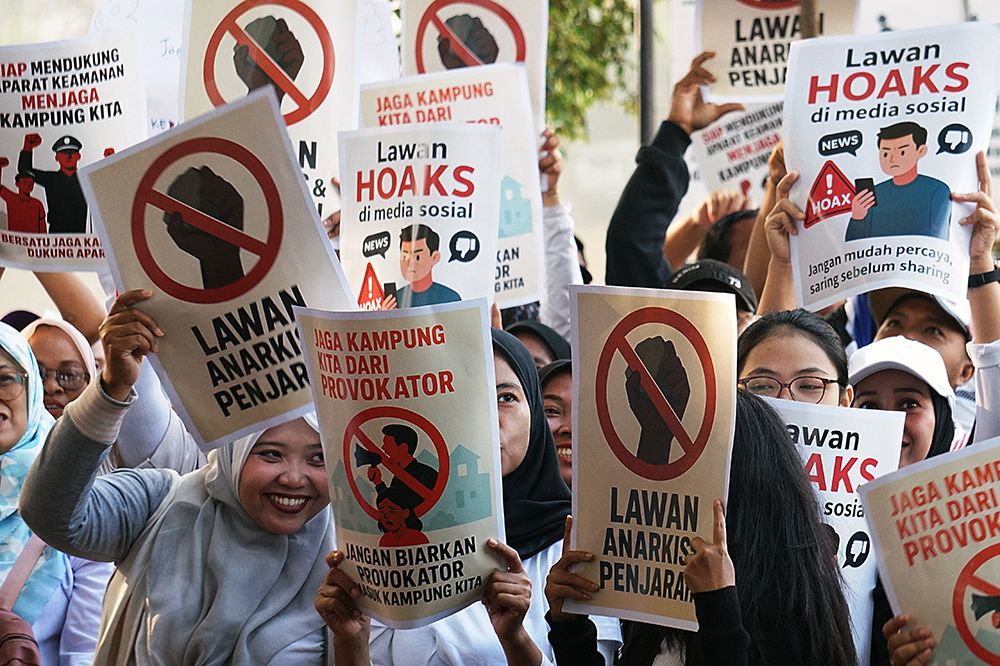 5.000 warga dari 10 kecamatan dan 65 kelurahan di wilayah Jakarta Timur menggelar  kegiatan “Jaga Indonesia, Jaga Jakarta, Kami Bersama Presiden Prabowo”. (BeritaNasional/Elvis Sendouw)