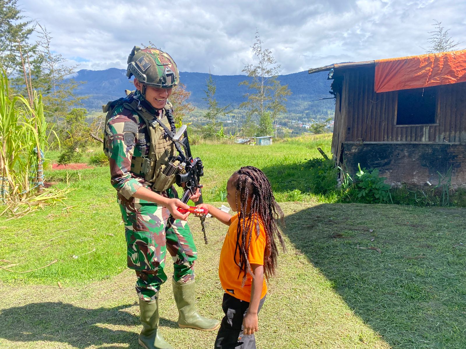 Satgas Yonif Raider 323/Buaya Putih Kostrad membagikan baju kepada warga  Kampung Jenggernok, Distrik Gome, Papua. (BeritaNasional/Elvis Sendouw/HO Puspen TNI AD)