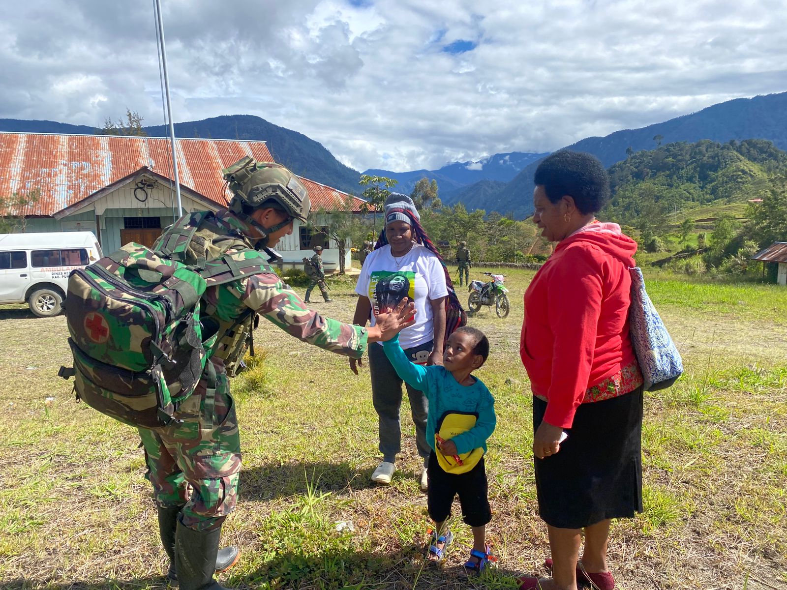 Satgas Yonif Raider 323/Buaya Putih Kostrad membagikan baju kepada warga  Kampung Jenggernok, Distrik Gome, Papua. (BeritaNasional/Elvis Sendouw/HO Puspen TNI AD)