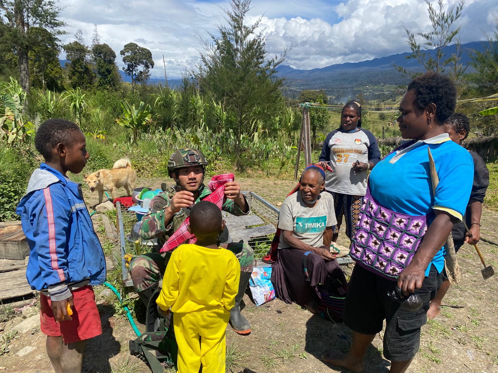 Satgas Yonif Raider 323/Buaya Putih Kostrad membagikan baju kepada warga  Kampung Jenggernok, Distrik Gome, Papua. (BeritaNasional/Elvis Sendouw/HO Puspen TNI AD)