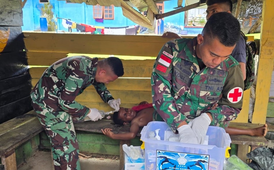 Warga Kampung Julukoma, Distrik Beoga, Papua menerima layanan kesehatan gratis yang diberikan oleh Satgas Yonif 323 Kostrad TNI AD. (BeritaNasional/Elvis Sendouw/HO Puspen TNI AD)