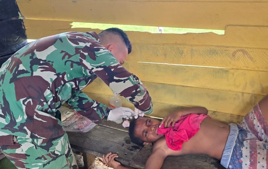 Warga Kampung Julukoma, Distrik Beoga, Papua menerima layanan kesehatan gratis yang diberikan oleh Satgas Yonif 323 Kostrad TNI AD. (BeritaNasional/Elvis Sendouw/HO Puspen TNI AD)