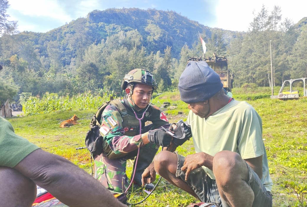 Warga Kampung Julukoma, Distrik Beoga, Papua menerima layanan kesehatan gratis yang diberikan oleh Satgas Yonif 323 Kostrad TNI AD. (BeritaNasional/Elvis Sendouw/HO Puspen TNI AD)