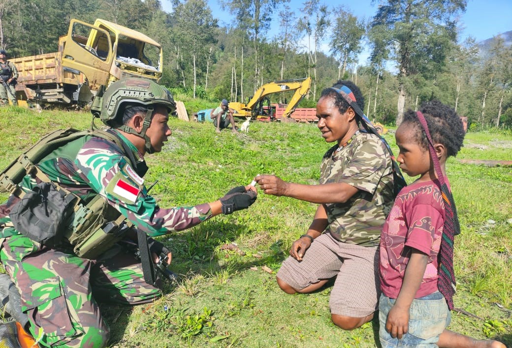 Warga Kampung Julukoma, Distrik Beoga, Papua menerima layanan kesehatan gratis yang diberikan oleh Satgas Yonif 323 Kostrad TNI AD. (BeritaNasional/Elvis Sendouw/HO Puspen TNI AD)