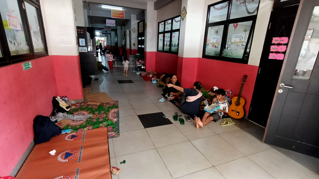 Warga Kebon Pala Mengungsi di Gedung Sekolah Sejumlah warga Kebon Pala, Jatinegara, Jakarta Timur mengungsi di Gedung SDN 01/02 Kampung Melayu, Jakarta, Senin (7/7/2025). (Beritanasional.com/Oke Atmaja)