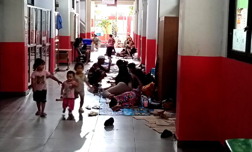 Warga Kebon Pala Mengungsi di Gedung Sekolah Sejumlah warga Kebon Pala, Jatinegara, Jakarta Timur mengungsi di Gedung SDN 01/02 Kampung Melayu, Jakarta, Senin (7/7/2025). (Beritanasional.com/Oke Atmaja)