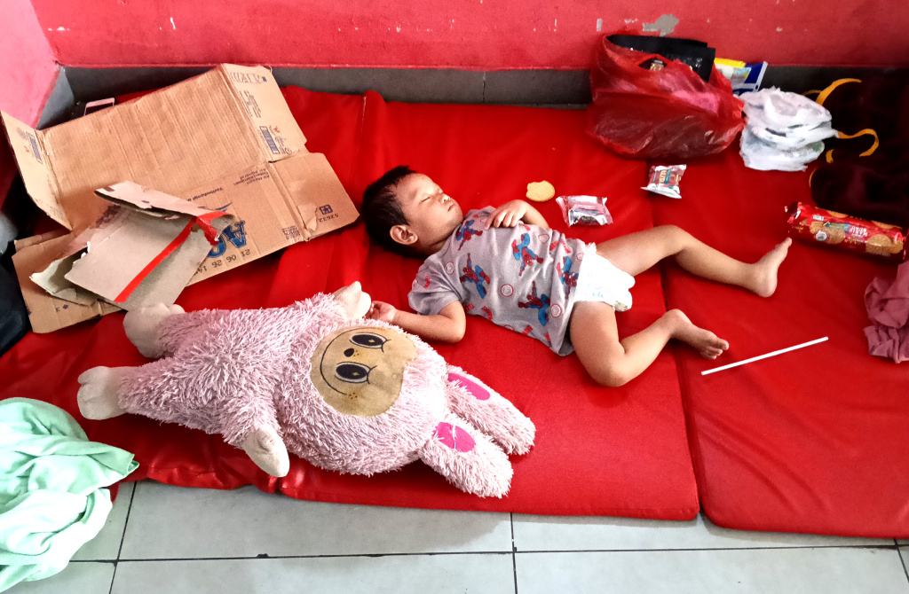 Warga Kebon Pala Mengungsi di Gedung Sekolah Sejumlah warga Kebon Pala, Jatinegara, Jakarta Timur mengungsi di Gedung SDN 01/02 Kampung Melayu, Jakarta, Senin (7/7/2025). (Beritanasional.com/Oke Atmaja)
