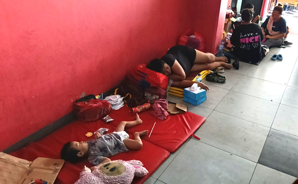 Warga Kebon Pala Mengungsi di Gedung Sekolah Sejumlah warga Kebon Pala, Jatinegara, Jakarta Timur mengungsi di Gedung SDN 01/02 Kampung Melayu, Jakarta, Senin (7/7/2025). (Beritanasional.com/Oke Atmaja)