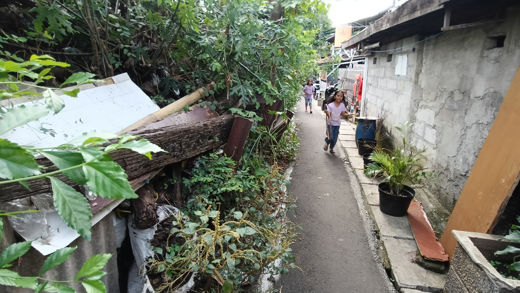 Warga Menteng Jakpus Cemas, Rumah di Tepi Rel Terancam Longsor Kondisi permukiman warga di sisi rel kereta, tepatnya Jalan Anyer, RW 09, Kelurahan Menteng, Kecamatan Menteng, Jakarta, Sabtu (25/10/2025). (Beritanasional.com/Oke Atmaja)