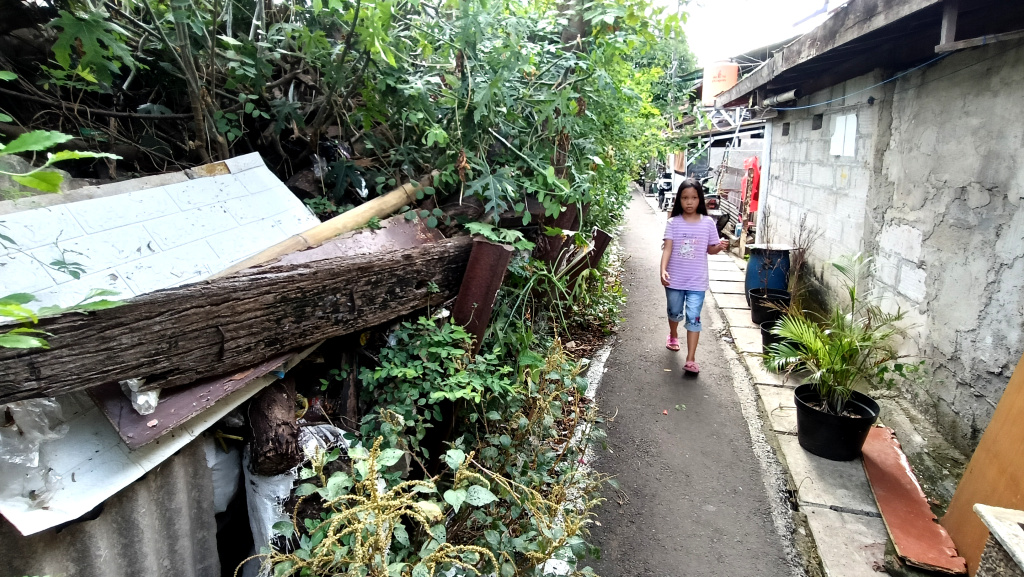 Warga Menteng Jakpus Cemas, Rumah di Tepi Rel Terancam Longsor Kondisi permukiman warga di sisi rel kereta, tepatnya Jalan Anyer, RW 09, Kelurahan Menteng, Kecamatan Menteng, Jakarta, Sabtu (25/10/2025). (Beritanasional.com/Oke Atmaja)
