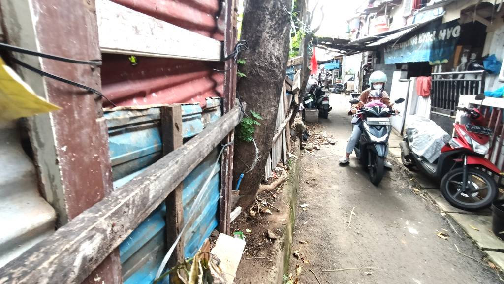 Warga Menteng Jakpus Cemas, Rumah di Tepi Rel Terancam Longsor Kondisi permukiman warga di sisi rel kereta, tepatnya Jalan Anyer, RW 09, Kelurahan Menteng, Kecamatan Menteng, Jakarta, Sabtu (25/10/2025). (Beritanasional.com/Oke Atmaja)