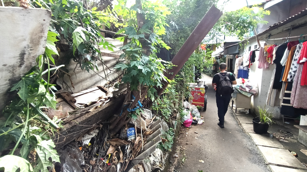 Warga Menteng Jakpus Cemas, Rumah di Tepi Rel Terancam Longsor Kondisi permukiman warga di sisi rel kereta, tepatnya Jalan Anyer, RW 09, Kelurahan Menteng, Kecamatan Menteng, Jakarta, Sabtu (25/10/2025). (Beritanasional.com/Oke Atmaja)