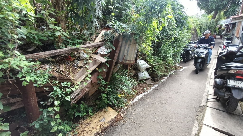 Warga Menteng Jakpus Cemas, Rumah di Tepi Rel Terancam Longsor Kondisi permukiman warga di sisi rel kereta, tepatnya Jalan Anyer, RW 09, Kelurahan Menteng, Kecamatan Menteng, Jakarta, Sabtu (25/10/2025). (Beritanasional.com/Oke Atmaja)
