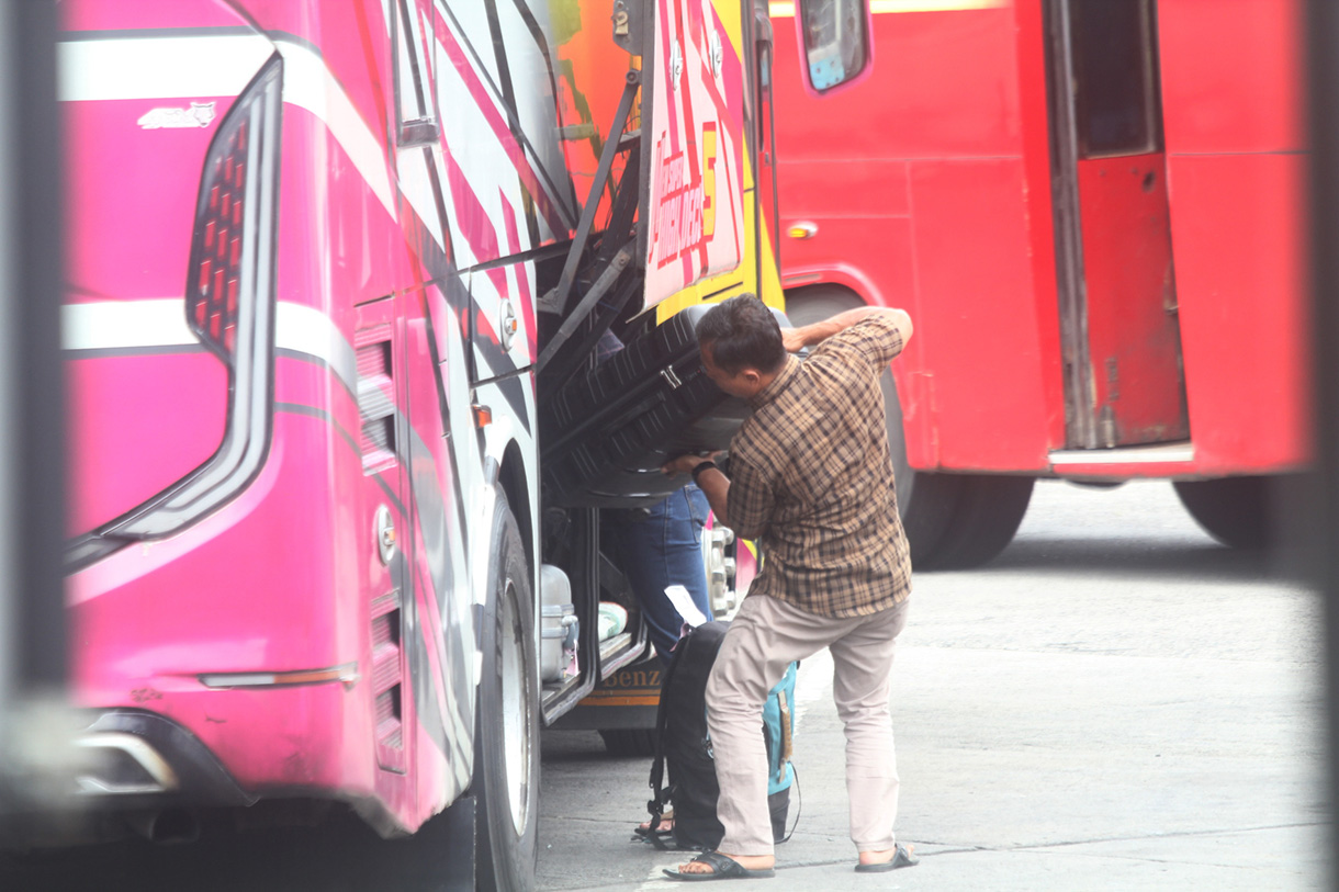 Calon penumpang memasukkan barang bawaan ke dalam bus di Terminal Kalideres, Jakarta,Kamis (5/3/2026).(Beritanasional.com/ho/Oke Atmaja)