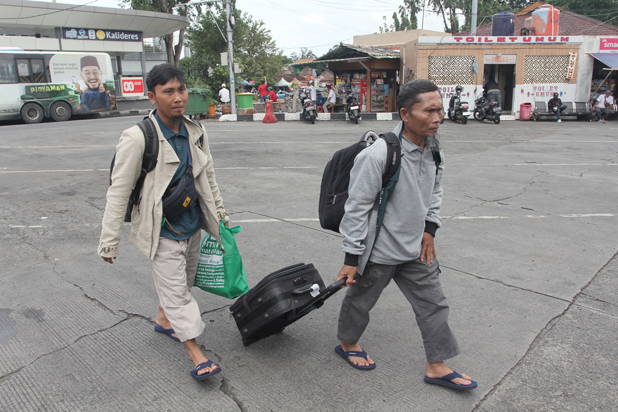 Calon pemudik yang akan pulang ke daerah asalnya.(Beritanasional.com/ho/Oke Atmaja)