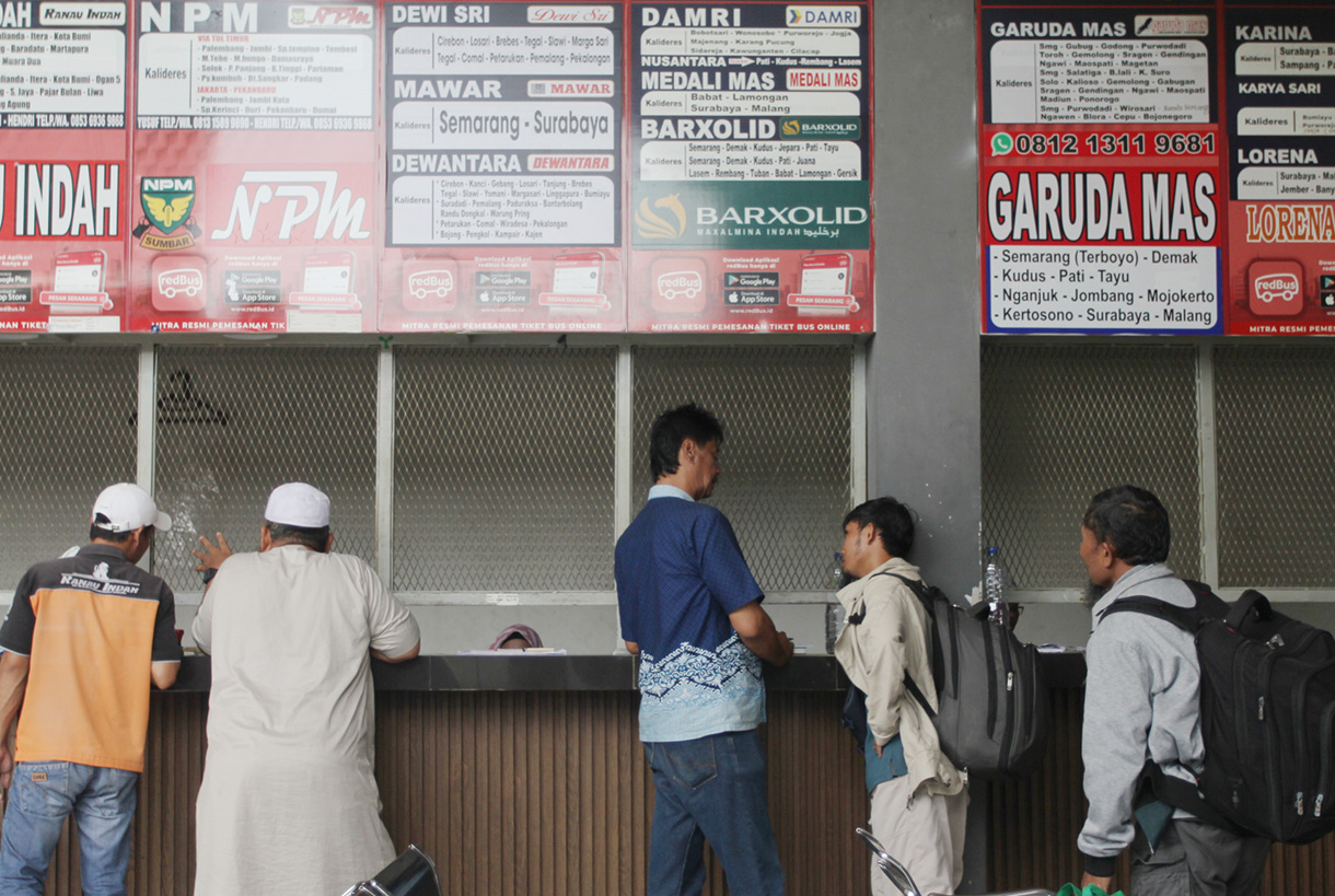 Calon penumpang memasukkan barang bawaan ke dalam bus di Terminal Kalideres, Jakarta,Kamis (5/3/2026).(Beritanasional.com/ho/Oke Atmaja)