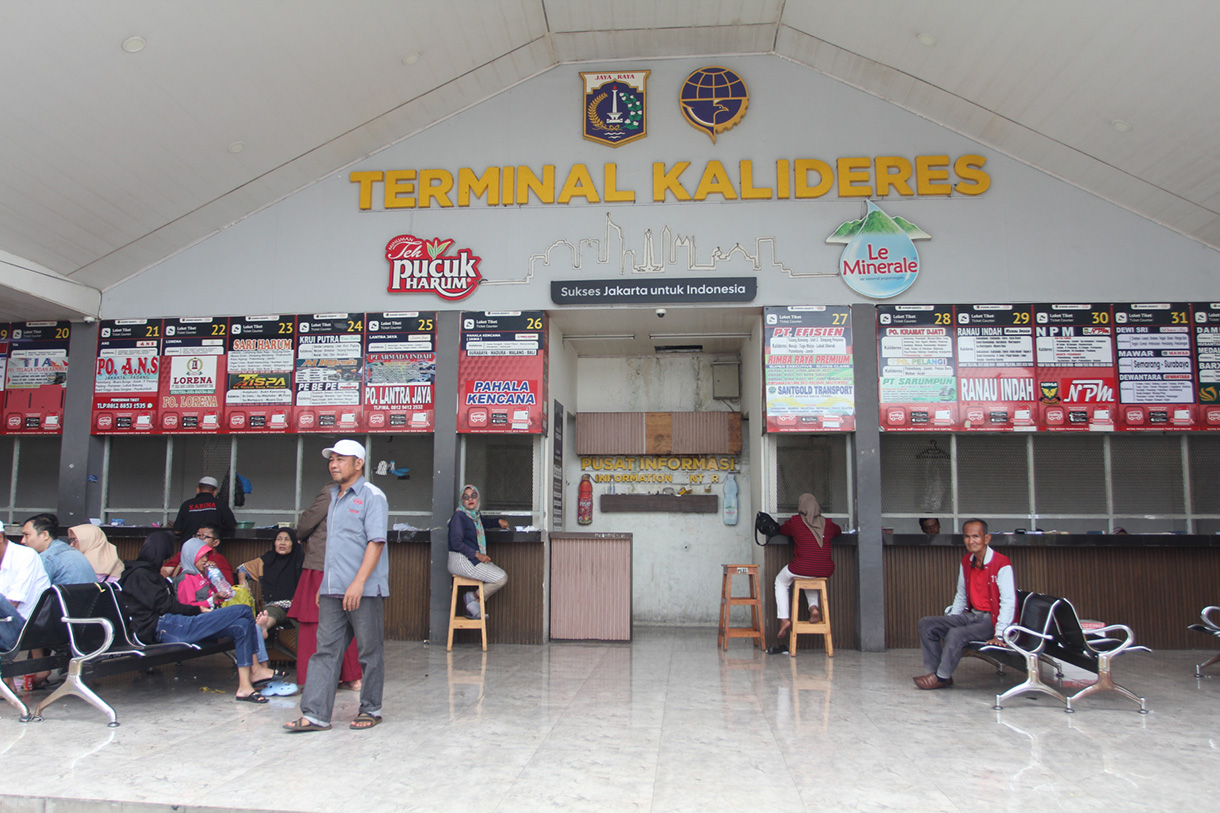 Calon penumpang memasukkan barang bawaan ke dalam bus di Terminal Kalideres, Jakarta,Kamis (5/3/2026).(Beritanasional.com/ho/Oke Atmaja)