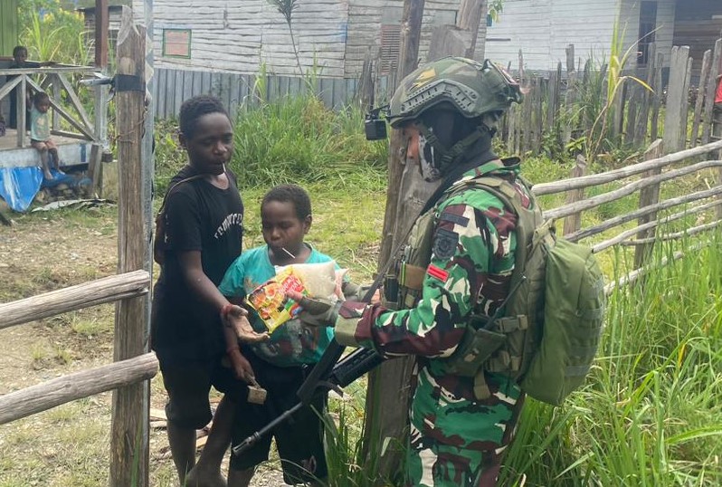 Tim Patroli Satgas Yonif 509 Kostrad berkomunikasi bersama warga saat tugas wilayah di Papua. (BeritaNasional/Elvis Sendouw/HO Puspen TNI AD)