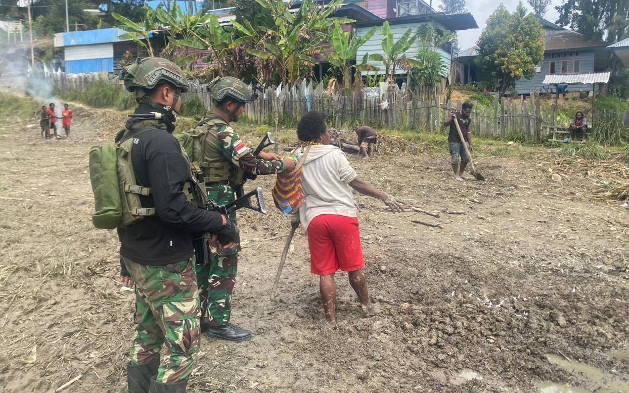 Tim Patroli Satgas Yonif 509 Kostrad berkomunikasi bersama warga saat tugas wilayah di Papua. (BeritaNasional/Elvis Sendouw/HO Puspen TNI AD)