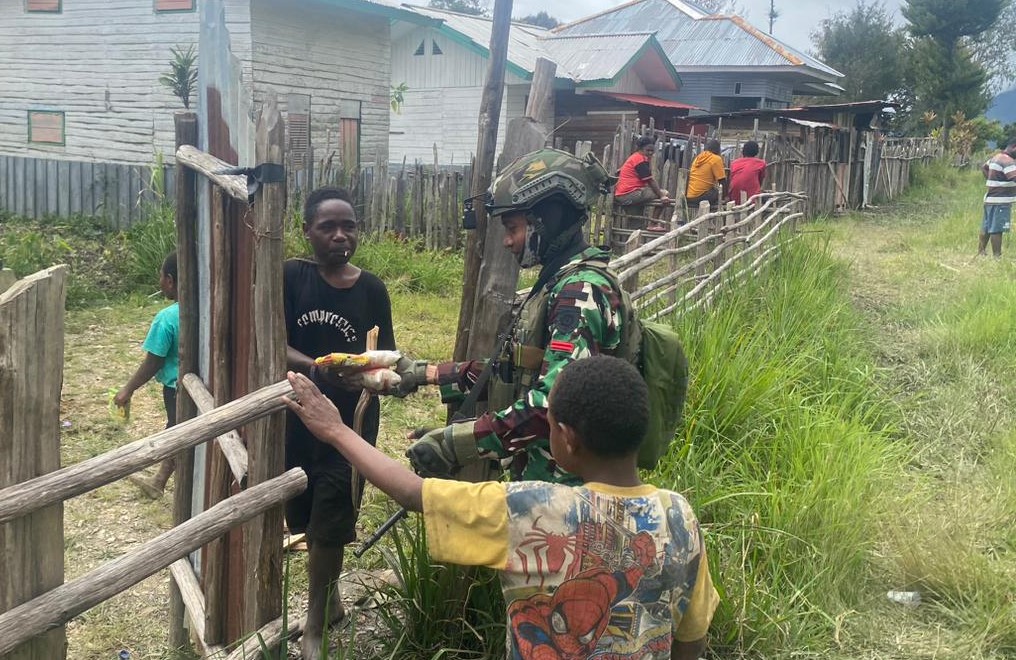 Tim Patroli Satgas Yonif 509 Kostrad berkomunikasi bersama warga saat tugas wilayah di Papua. (BeritaNasional/Elvis Sendouw/HO Puspen TNI AD)