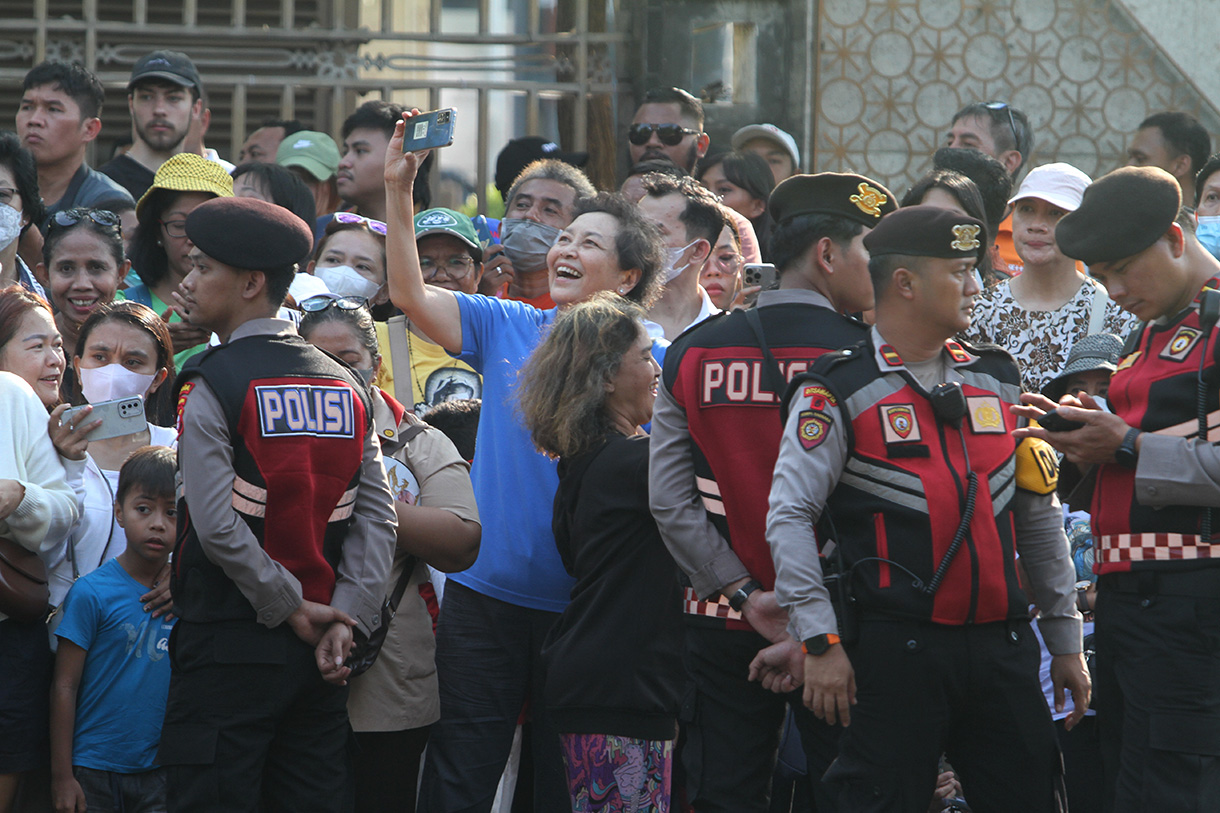 Warga menanti kedatangan Paus Fransiskus di depan Gereja Katedral, Jakarta,Rabu (4/9/2024). (BeritaNasional.com/ Oke Atmaja)