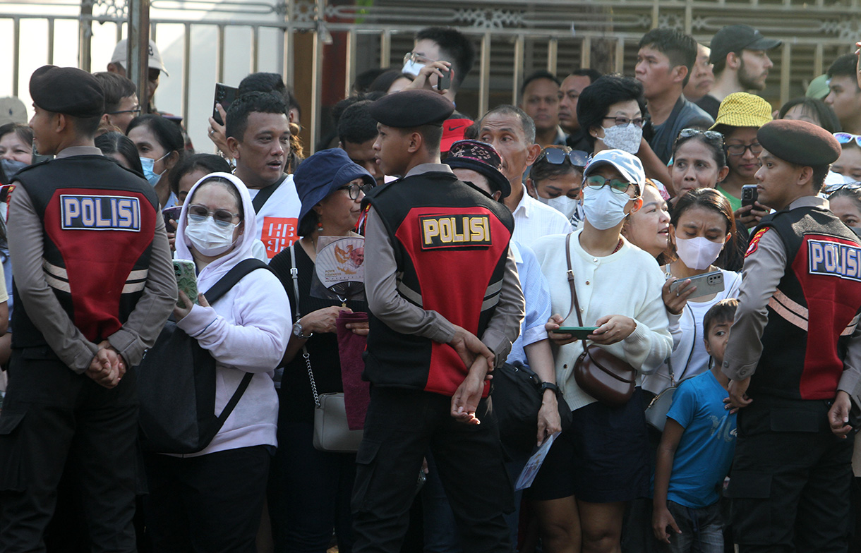 Warga menanti kedatangan Paus Fransiskus di depan Gereja Katedral, Jakarta,Rabu (4/9/2024). (BeritaNasional.com/ Oke Atmaja)