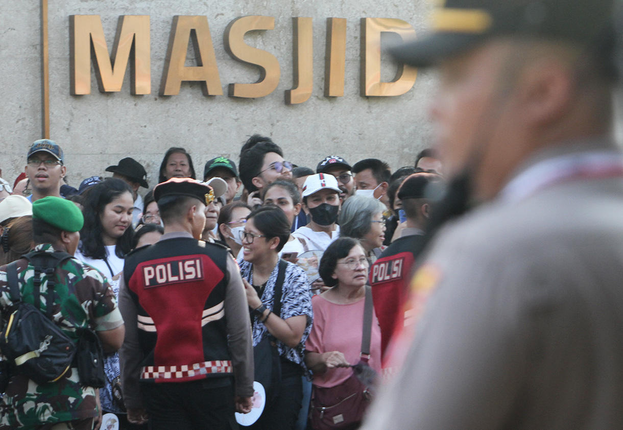 Warga menanti kedatangan Paus Fransiskus di depan Gereja Katedral, Jakarta,Rabu (4/9/2024). (BeritaNasional.com/ Oke Atmaja)